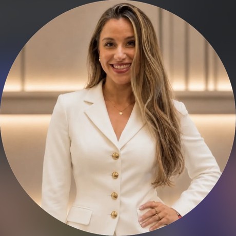 Isabelle Pelais sorrindo, vestindo blazer branco